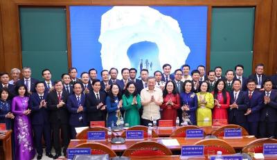 Tổng Bí thư Tô Lâm với các học viên Lớp Bồi dưỡng, cập nhật kiến thức, kỹ năng đối với cán bộ quy hoạch Ủy viên Ban Chấp hành Trung ương Đảng khóa XIV (Lớp thứ tư). Ảnh: Văn Điệp – TTXVN