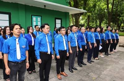 Đoàn đại biểu Nhà báo trẻ tiêu biểu thuộc Đoàn Thanh niên Chính phủ năm 2025 báo công dâng Bác. Ảnh: Minh Đức – TTXVN