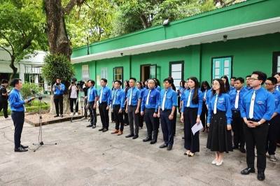 Đoàn đại biểu Nhà báo trẻ tiêu biểu thuộc Đoàn Thanh niên Chính phủ năm 2025 báo công dâng Bác. Ảnh: Minh Đức – TTXVN