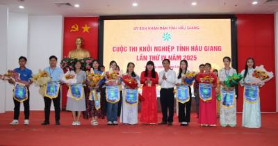 Trao cờ lưu niệm cho các thí sinh có dự án, ý tưởng lọt vào vòng chung kết. Ảnh: Nguyễn Hằng - TTXVN