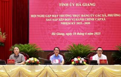Các đồng chí lãnh đạo Thường trực Tỉnh ủy, HĐND, UBND tỉnh Hà Giang chủ trì Hội nghị. Ảnh: TTXVN phát