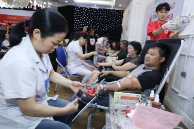 Hiến máu tình nguyện trong ngày khai mạc Hành trình đỏ tỉnh Lạng Sơn năm 2025. Ảnh: Anh Tuấn – TTXVN  