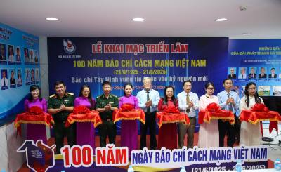 Cắt băng khai mạc Triển lãm. Ảnh: Giang Phương – TTXVN