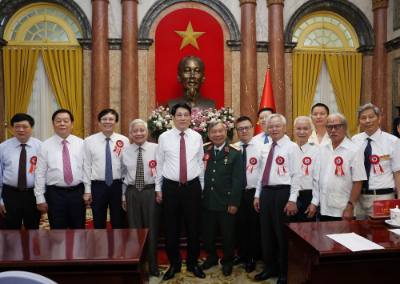 Chủ tịch nước Lương Cường gặp mặt thân mật các nhà báo tiêu biểu toàn quốc.  Ảnh: Lâm Khánh - TTXVN