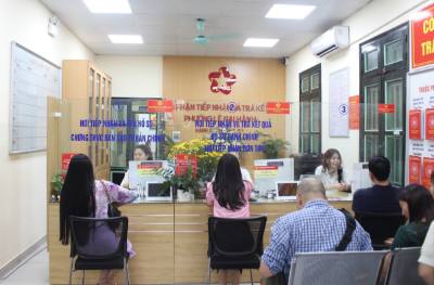 UBND phường Hai Bà Trưng nghiêm túc trong ngày đầu vận hành thử nghiệm mô hình chính quyền hai cấp.
Ảnh: Nguyễn Thắng-TTXVN