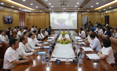 Đại biểu theo dõi trực tuyến việc vận hành thử nghiệm hệ thống quản lý văn bản và điều hành tác nghiệp; vận hành Trung tâm phục vụ hành chính công của phường Bắc Giang (tạm thời đặt tại trụ sở UBND phường Dĩnh Kế cũ). Ảnh: Đồng Thúy-TTXVN