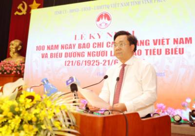 Chủ tịch UBND tỉnh Vĩnh Phúc Trần Duy Đông phát biểu biểu dương người làm báo tiêu biểu tỉnh Vĩnh Phúc. Ảnh: Hoàng Hùng -TTXVN