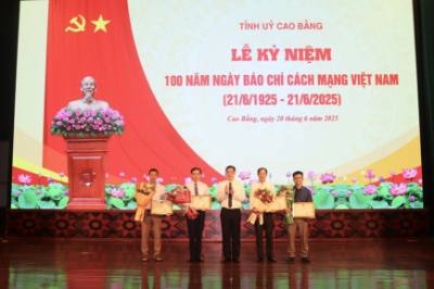 Lãnh đạo tỉnh Cao Bằng tặng Bằng khen cho các tập thể xuất sắc. Ảnh: Chu Hiệu-TTXVN.