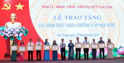 Lãnh đạo Tỉnh ủy, UBND tỉnh Sóc Trăng trao Bằng khen của Thủ tướng cho các tập thể, cá nhân điển hình. Ảnh: Trung Hiếu - TTXVN