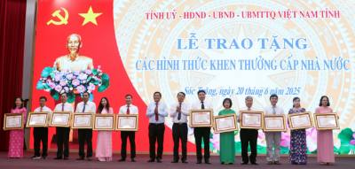 Lãnh đạo Tỉnh ủy, UBND tỉnh Sóc Trăng trao Bằng khen của Thủ tướng cho các tập thể, cá nhân điển hình. Ảnh: Trung Hiếu - TTXVN