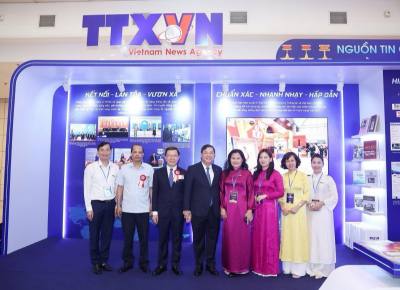Các đại biểu tại không gian trưng bày của TTXVN. Ảnh: TTXVN
