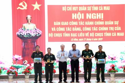 Bí thư Tỉnh ủy, Bí thư Đảng uỷ Quân sự Cà Mau Nguyễn Hồ Hải và Phó Chủ tịch UBND tỉnh Cà Mau Lâm Văn Bi tặng quà Chỉ huy trưởng, Chính uỷ Bộ Chỉ huy Quân sự 2 tỉnh Cà Mau - Bạc Liêu. Ảnh: TTXVN phát