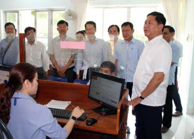 Ông Trần Quốc Nam (áo trắng), Chủ tịch UBND tỉnh Ninh Thuận kiểm tra công tác chuẩn bị vận hành thử nghiệm của Trung tâm phục vụ hành chính công ở xã Ninh Phước. Ảnh: Công Thử - TTXVN