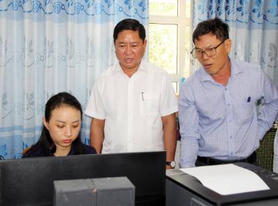 Ông Trần Quốc Nam (áo trắng), Chủ tịch UBND tỉnh Ninh Thuận kiểm tra công tác chuẩn bị vận hành thử nghiệm tại bộ phận văn thư của xã Thuận Nam. Ảnh: Công Thử - TTXVN