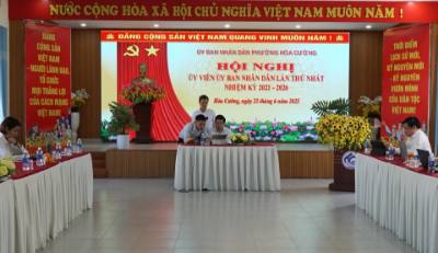 Lãnh đạo phường Hòa Cường (mới) thử nghiệm vận hành hệ thống mới, ký duyệt hồ sơ từ xa qua thiết bị di động. Ảnh: Quốc Dũng - TTXVN