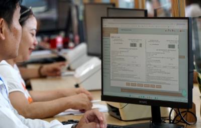 Cán bộ Trung tâm phục vụ hành chính công phường Hòa Cường (mới) thử nghiệm sử dụng hệ thống xử lý hồ sơ mới. Ảnh: Quốc Dũng - TTXVN