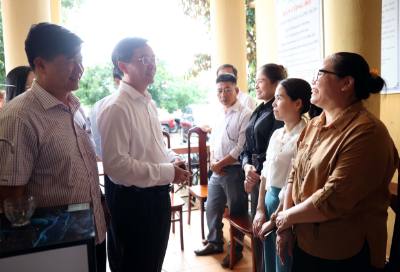 Bí thư Tỉnh ủy Đắk Lắk Nguyễn Đình Trung (đeo kính, áo trắng) và Quyền Chủ tịch UBND tỉnh Đắk Lắk Nguyễn Thiên Văn trao đổi với người dân xã Phú Xuân về mô hình tổ chức chính quyền địa phương hai cấp. Ảnh: Hoài Thu – TTXVN