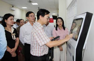 Đoàn công tác của tỉnh Đắk Lắk kiểm tra công tác vận hành thử nghiệm mô hình hoạt động chính quyền địa phương cấp xã (mới) tại phường Buôn Hồ. Ảnh: TTXVN phát