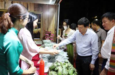 Tham quan, trải nghiệm không gian trưng bày và các gian hàng của các tỉnh, đơn vị tham gia Ngày hội Gia đình Việt Nam năm 2025. Ảnh: Hoài Thu – TTXVN.