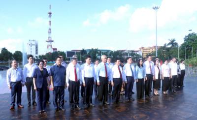 Lãnh đạo Đảng, Nhà nước và tỉnh Hưng Yên dâng hoa tưởng niệm Tổng Bí thư Nguyễn Văn Linh ở thành phố Hưng Yên. Ảnh: Đinh Văn Nhiều-TTXVN