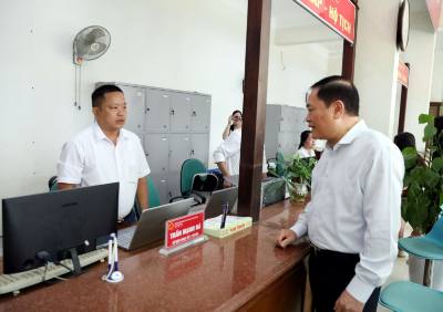 Chủ tịch UBND tỉnh Lạng Sơn Hồ Tiến Thiệu kiểm tra công tác vận hành thử nghiệm tại Trung tâm phục vụ hành chính công xã Thất Khê. Ảnh: Văn Đạt - TTXVN