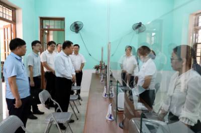Chủ tịch UBND tỉnh Lạng Sơn Hồ Tiến Thiệu cùng đoàn công tác kiểm tra việc vận hành thử nghiệm tại Trung tâm phục vụ hành chính công xã Tràng Định. Ảnh: Văn Đạt - TTXVN