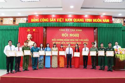 Trao Giấy khen của Ban Chấp hành Đảng bộ tỉnh Trà Vinh cho các đảng viên tiêu biểu. Ảnh: Thanh Hòa- TTXVN