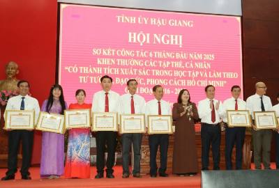 Trao Bằng khen cho các cá nhân có thành tích xuất sắc. Ảnh: Duy Khương - TTXVN