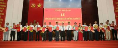 Trao quyết định nghỉ hưu cho các cán bộ do Tỉnh ủy quản lý. Ảnh: Duy Khương - TTXVN