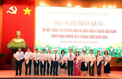 Ủy viên Bộ Chính trị, Bí thư TƯ Đảng, Trưởng Ban Tuyên giáo và Dân vận Trung ương Nguyễn Trọng Nghĩa tặng hoa các đồng chí Trưởng ban Tuyên giáo và Dân vận các tỉnh, thành phố. Ảnh: Thanh Vân- TTXVN