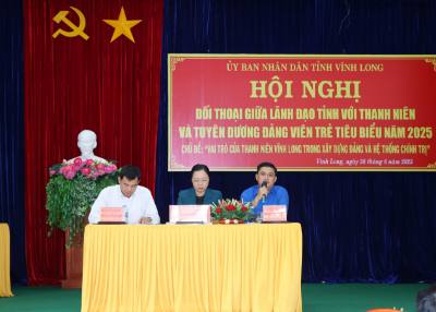 Bí thư Tỉnh đoàn Vĩnh Long Trần Công Khánh giải đáp các vấn đề thanh niên đặt ra. Ảnh: Lê Thúy Hằng – TTXVN. 