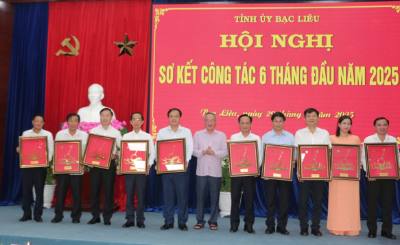 Tỉnh ủy Bạc Liêu tặng biểu trưng cho các đại biểu tham dự hội nghị. Ảnh: Tuấn Kiệt – TTXVN