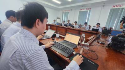 Cán bộ, kỹ sư VNPT Bình Định kiểm tra hệ thống kết nối thông tin trước thời điểm sáp nhập. Ảnh: Sỹ Thắng/TTXVN