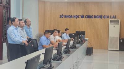 Lãnh đạo tỉnh Bình Định kiểm tra hệ thống công nghệ thông tin trước thời điểm sáp nhập. Ảnh: Sỹ Thắng/TTXVN