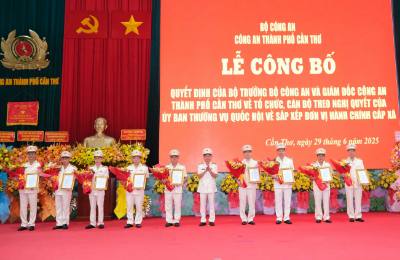 Thừa ủy quyền của Bộ trưởng Bộ Công an, Thiếu tướng Huỳnh Việt Hòa, Giám đốc Công an TP Cần Thơ trao Quyết định cho các Phó Giám đốc Công an thành phố Cần Thơ mới. Ảnh: Thanh Liêm - TTXVN