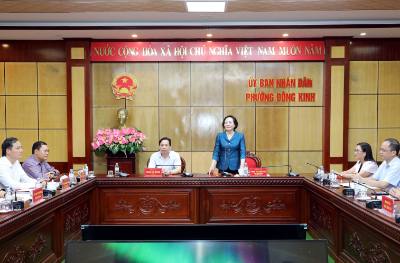 Bộ trưởng Bộ Nội vụ Phạm Thị Thanh Trà cùng Đoàn công tác của Trung ương, của tỉnh làm việc với lãnh đạo phường Đông Kinh mới, tỉnh Lạng Sơn. Ảnh: Văn Đạt - TTXVN