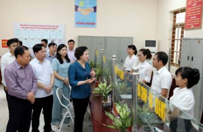 Bộ trưởng Bộ Nội vụ Phạm Thị Thanh Trà cùng Đoàn công tác của Trung ương kiểm tra tại Trung tâm phục vụ hành chính công xã Nhân Lý mới, tỉnh Lạng Sơn. Ảnh: Văn Đạt - TTXVN