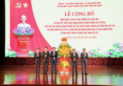 Bộ trưởng Bộ Xây dựng Trần Hồng Minh tặng hoa chúc mừng tỉnh Cao Bằng. Ảnh: Chu Hiệu-TTXVN