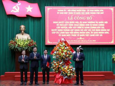 Phó Chủ tịch Quốc hội Trần Quang Phương (trái) trao Nghị quyết và tặng hoa chúc mừng Đảng bộ, chính quyền và nhân dân thành phố Huế. Ảnh: Mai Trang - TTXVN