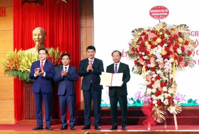 Phó Chủ tịch Quốc hội Vũ Hồng Thanh trao Quyết định của Bộ Chính trị cho Ban Thường vụ Tỉnh ủy Hà Tĩnh. Ảnh: Công Tường-TTXVN