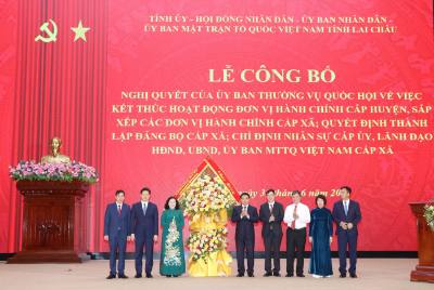 Bộ trưởng Bộ Tài chính Nguyễn Văn Thắng chúc mừng tỉnh Lai Châu. Ảnh: Nguyễn Oanh-TTXVN