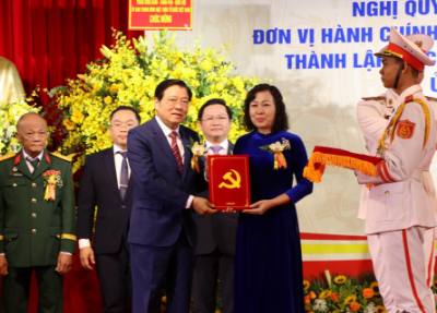Đồng chí Phan Đình Trạc (trái) trao Quyết định chỉ định bà Huỳnh Thị Hằng, Phó Bí thư Tỉnh ủy Đồng Nai, giữ chức Chủ tịch Ủy ban MTTQ Việt Nam tỉnh Đồng Nai (mới). Ảnh: Sỹ Tuyên - TTXVN