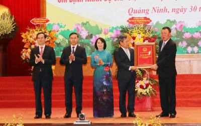 Lễ trao Quyết định của Ủy ban Thường vụ Quốc hội về việc kết thúc hoạt động đơn vị hành chính cấp huyện, sắp xếp các đơn vị hành chính cấp xã. Ảnh: Văn Đức - TTXVN