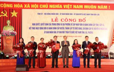 Trao Quyết định thành lập Đảng bộ tỉnh Đắk Lắk, nhiệm kỳ 2020 - 2025. Ảnh: Tuấn Anh - TTXVN