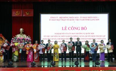 Lãnh đạo tỉnh Lạng Sơn trao các quyết định của Ban Chấp hành Đảng bộ tỉnh về thành lập 65 Đảng bộ xã, phường mới tại Lễ công bố. Ảnh: Anh Tuấn - TTXVN