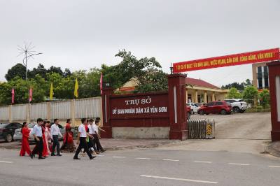 Ngay từ sáng sớm, đông đảo cán bộ, viên chức, người lao động và nhân dân đã đến UBND xã Yên Sơn tham dự lễ công bố. Ảnh: Hoàng Hải - TTXVN             