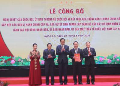 Ủy viên Trung ương Đảng, Phó Chủ tịch Quốc hội Nguyễn Đức Hải trao Nghị quyết của Quốc hội về việc sắp xếp các đơn vị hành chính cấp xã của tỉnh Nghệ An. Ảnh: Trịnh Duy Hưng-TTXVN