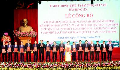 Bí thư Tỉnh ủy Hưng Yên Nguyễn Hữu Nghĩa trao quyết định thành lập Đảng bộ xã, phường trực thuộc Tỉnh ủy. Ảnh: Đinh Văn Nhiều-TTXVN