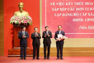 Thường trực Tỉnh ủy Điện Biên trao Quyết định chỉ định giữ chức vụ Bi thư Đảng ủy xã Mường Nhé cho đồng chí Tạ Văn Sơn. Ảnh: Trung Kiên - TTXVN