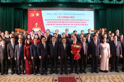 Đồng chí Lê Minh Hoan, Ủy viên Trung ương Đảng, Phó Chủ tịch Quốc hội trao Quyết định và chúc mừng Ban Chấp hành Đảng bộ tỉnh Cà Mau tại buổi lễ. Ảnh: Kim Há – TTXVN